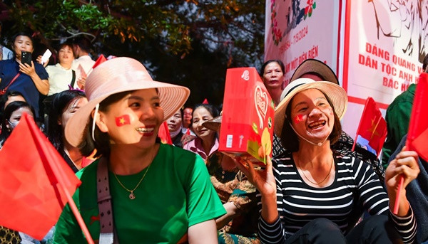 Thức trắng đêm chờ đón Lễ diễu binh kỷ niệm Chiến thắng Điện Biên Phủ Thuc trang dem cho don Le dieu binh ky niem Chien thang Dien Bien Phu