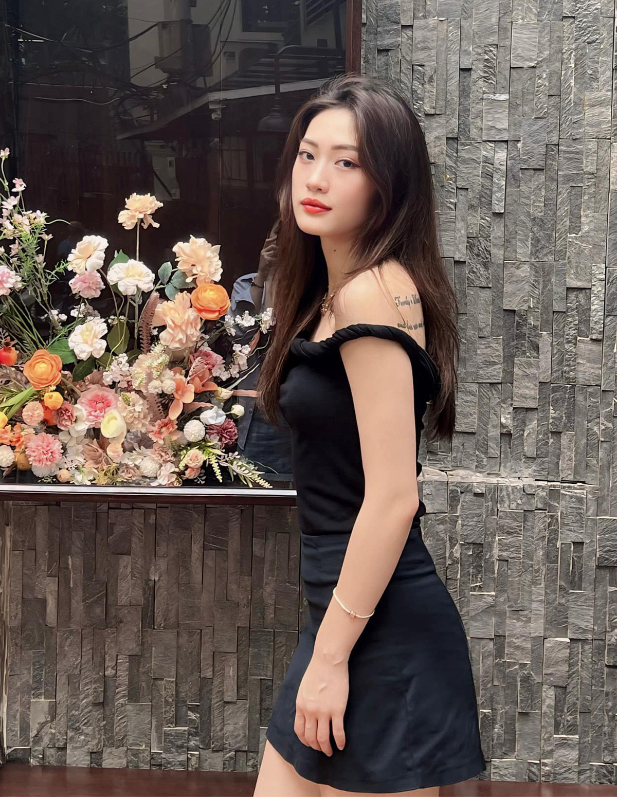 Trần Việt Hương sinh năm 1998, quê Phú Thọ. Cô bén duyên với bóng chuyền từ năm lớp 6 và theo đuổi bộ môn này từ đó tới nay.