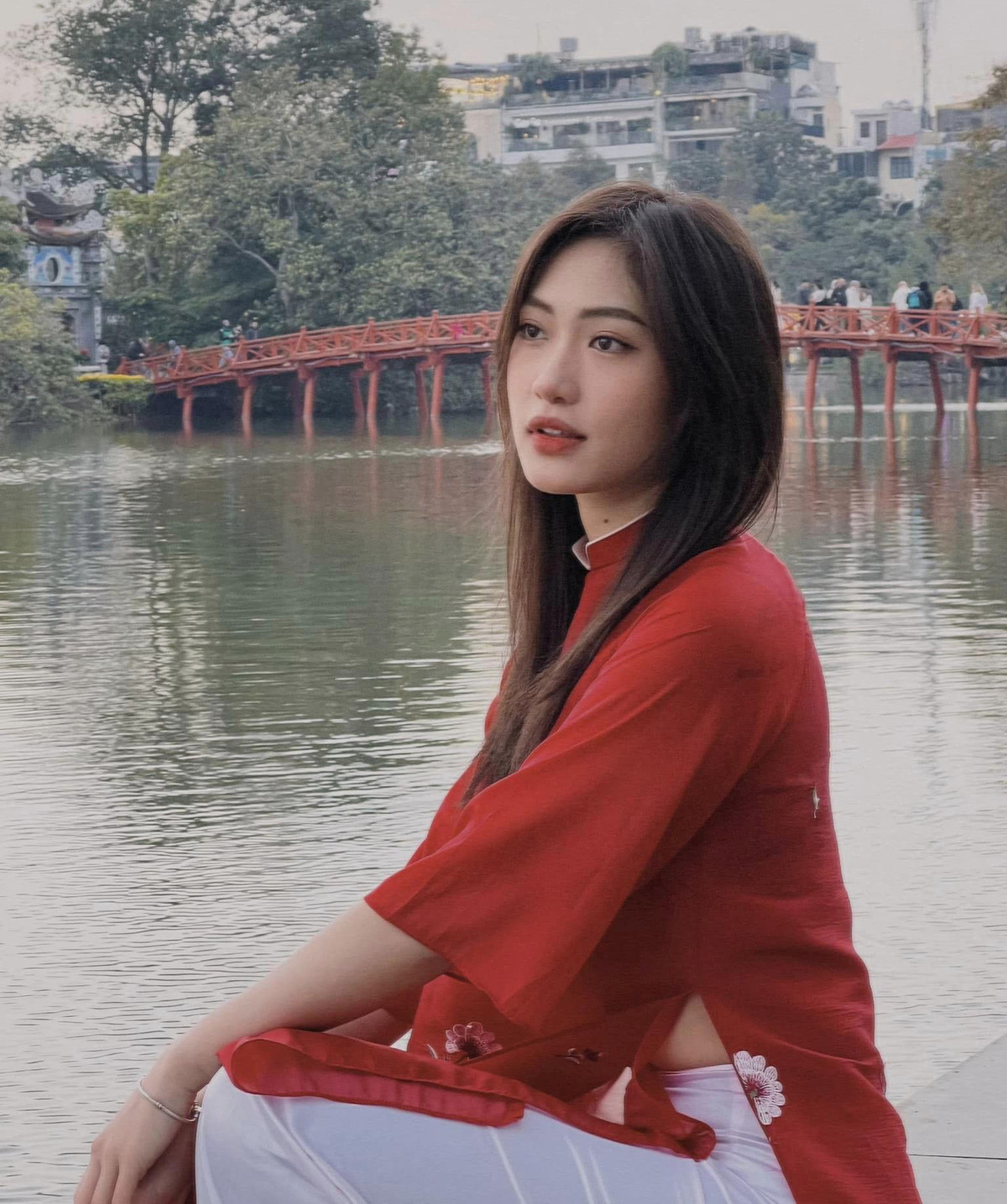 VĐV cao 1m78 hóa nàng thơ bên cầu Thê Húc (Hà Nội).