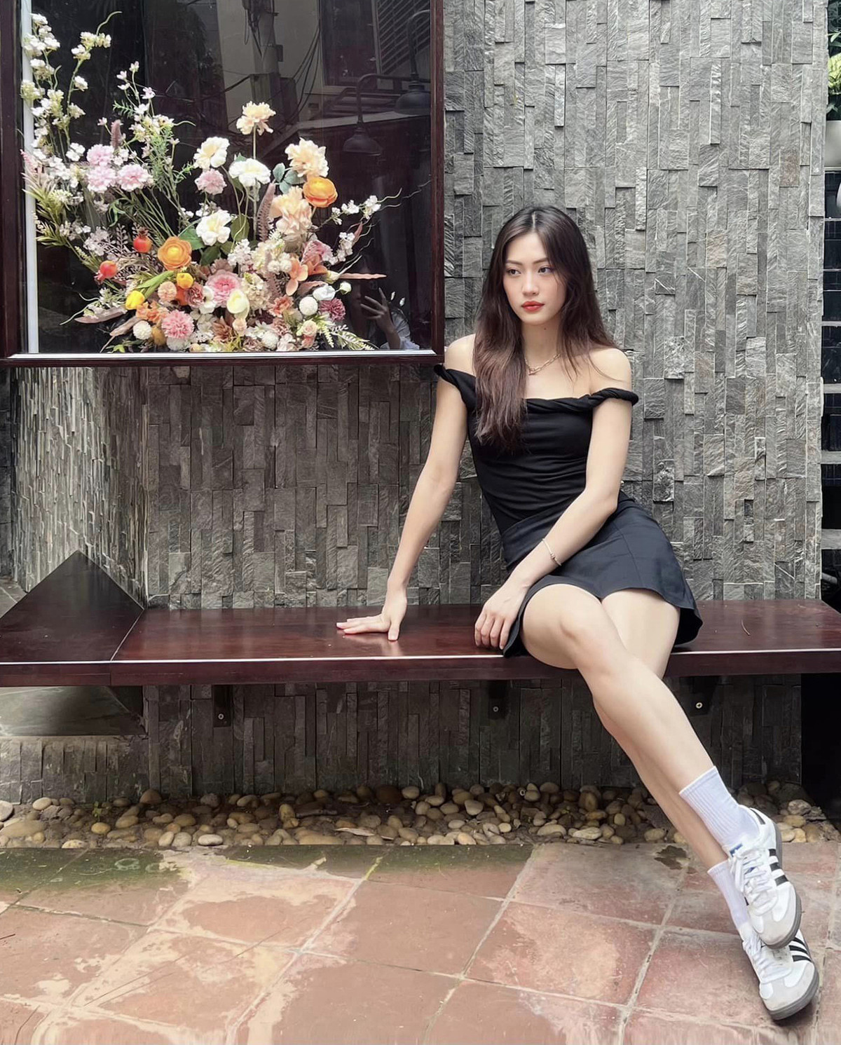 Hiện tại, Việt Hương là phụ công số một của Binh chủng Thông tin. Cô từng được gọi lên nhiều cấp độ đội tuyển quốc gia và là thành viên của tuyển bóng chuyền Việt Nam giành HCB SEA Games 31.