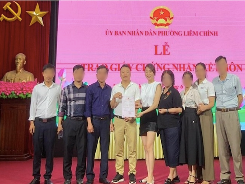 Tháng 6/2023, Phương Oanh - Shark Bình hoàn thành thủ tục đăng ký kết hôn. Ảnh: Vietnamnet.