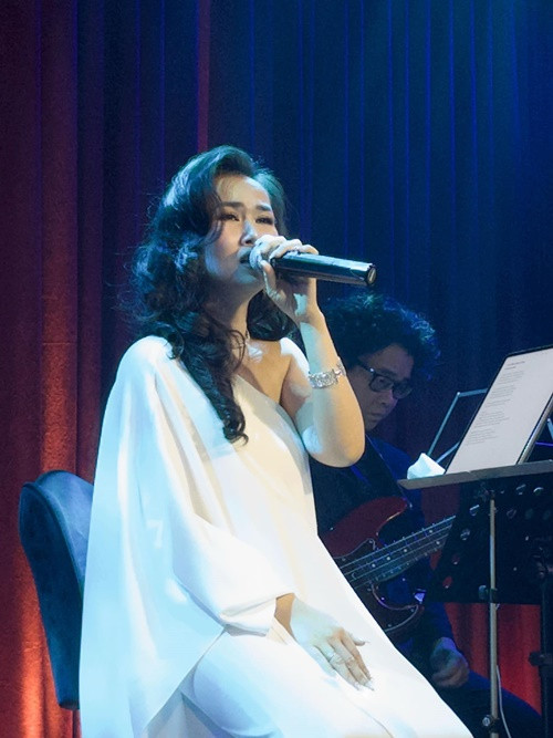 Nữ ca sĩ Võ Hạ Trâm vừa cập nhật hình ảnh đi hát. Giọng ca sinh năm 1990 cho biết, từ lúc mang bầu lần 2, cô vẫn khỏe mạnh, nhiều năng lượng để đi hát, chăm sóc con gái đầu lòng.