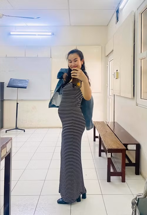 Nữ ca sĩ khoe bụng bầu 4 tháng.