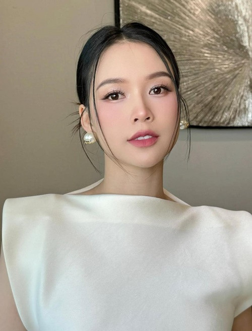 "Sau khi 2 vợ chồng ngồi nói chuyện với nhau thì anh tôn trọng quyết định của tôi. Anh nói tôi muốn chia sẻ ảnh con thì cứ chia sẻ nhưng đến khi em bé lớn hơn, bắt đầu có suy nghĩ và quyết định riêng nếu con nói không muốn đăng hay chụp ảnh, quay clip thì anh muốn tôi tôn trọng con", Người Đưa Tin dẫn lời Sam.