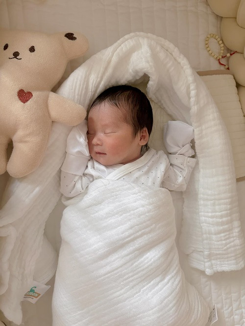 Bé Ijun đáng yêu khi được 1 tuần tuổi.