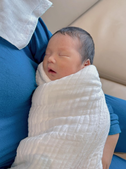 Sam cho biết, con trai của cô giống chồng cô như đúc.