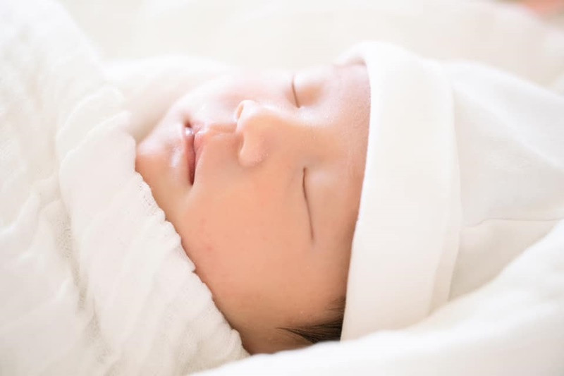 "Con trai em đó cả nhà. Ai bắt rể không ạ", Sam viết khi chia sẻ hình ảnh quý tử.