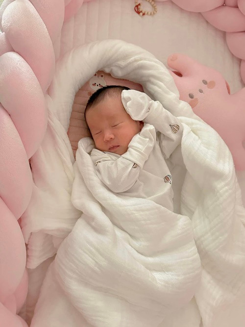 Bé Ijin đáng yêu khi được 1 tuần tuổi.