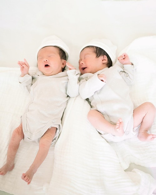 Mới đây, Sam tiết lộ, cặp song sinh được ông bà nội đặt tên tiếng Hàn.