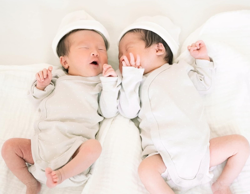 Chồng Sam là người Hàn Quốc bởi vậy Ijin và Ijun mang vẻ đẹp lai.