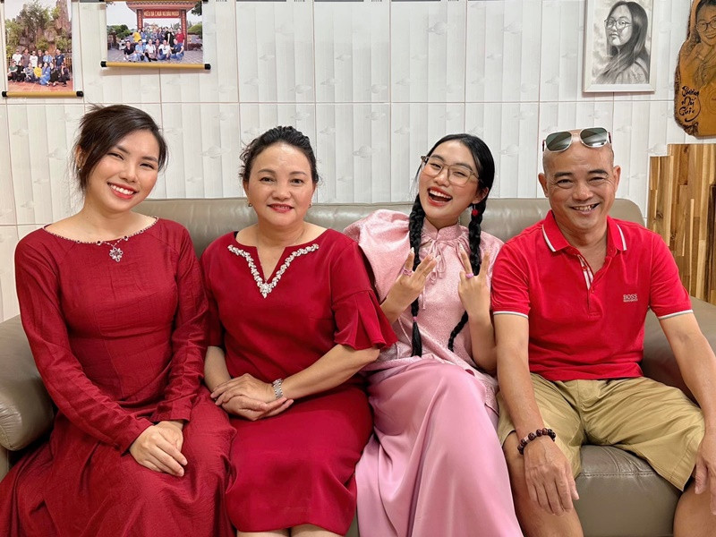 Hiện tại, bố mẹ Phương Mỹ Chi không phải làm việc vất vả. Ảnh: FBNV.