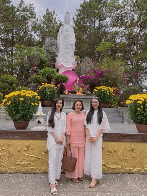 Chị gái Phương Mỹ Chi hỗ trợ em gái nổi tiếng trong những năm qua. Theo Phương Mỹ Chi, chị gái đang phụ trách truyền thông cho công ty riêng của cô. Ảnh: FBNV.