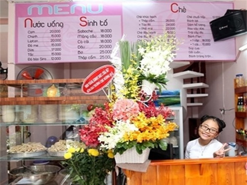 Nữ ca sĩ mở quán chè cho mẹ. Ảnh: Một Thế Giới.