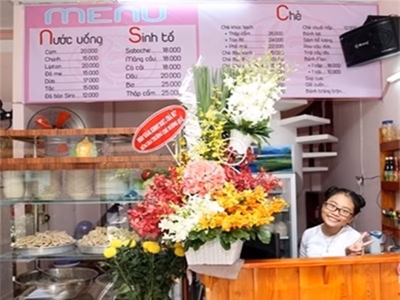 Nữ ca sĩ mở quán chè cho mẹ. Ảnh: Một Thế Giới.