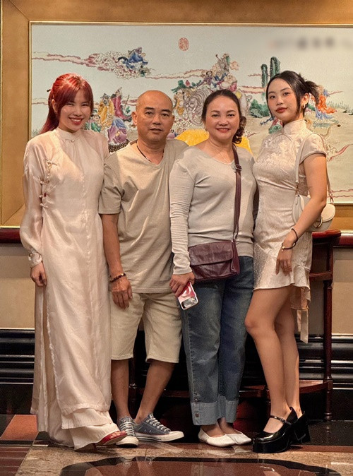 Mới đây, trong một chương trình, Phương Mỹ Chi cho biết, cô không cho cha mẹ đi làm nữa, dù rằng khi đó cha mẹ còn rất trẻ. Ảnh: FBNV.