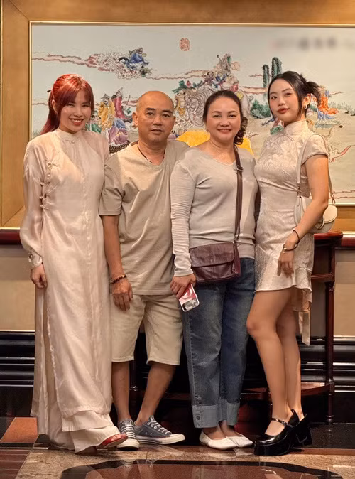 Mới đây, trong một chương trình, Phương Mỹ Chi cho biết, cô không cho cha mẹ đi làm nữa, dù rằng khi đó cha mẹ còn rất trẻ. Ảnh: FBNV.