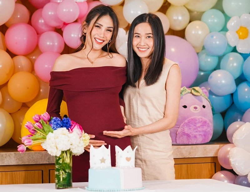 Võ Hoàng Yến mở tiệc thông báo giới tính con. Cô mời một số người bạn thân thiết ở Mỹ như Dương Mỹ Linh, Ngọc Quyên.