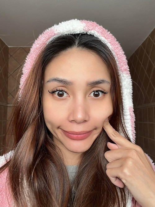 Bà bầu khoe mặt mộc tươi tắn.