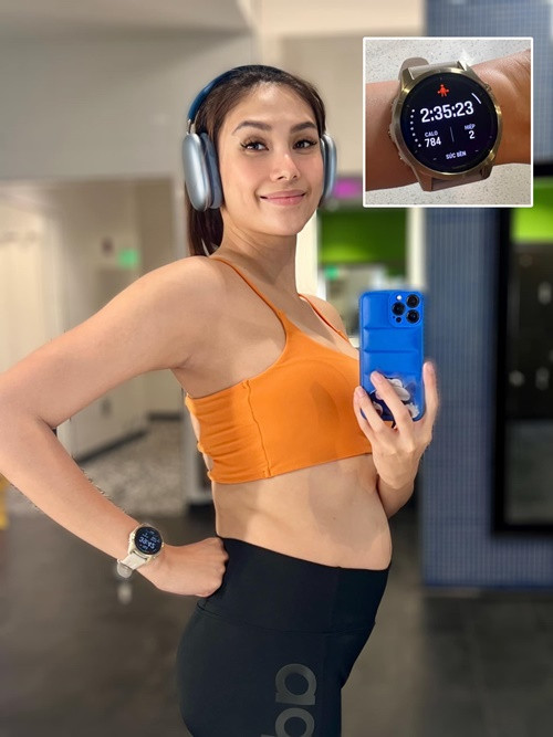 Nữ người mẫu tập gym nhẹ nhàng khi mang thai.