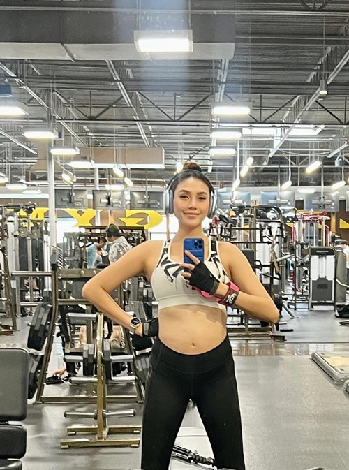 Vóc dáng của Võ Hoàng Yến vẫn gọn gàng, chỉ vòng hai nhô cao.