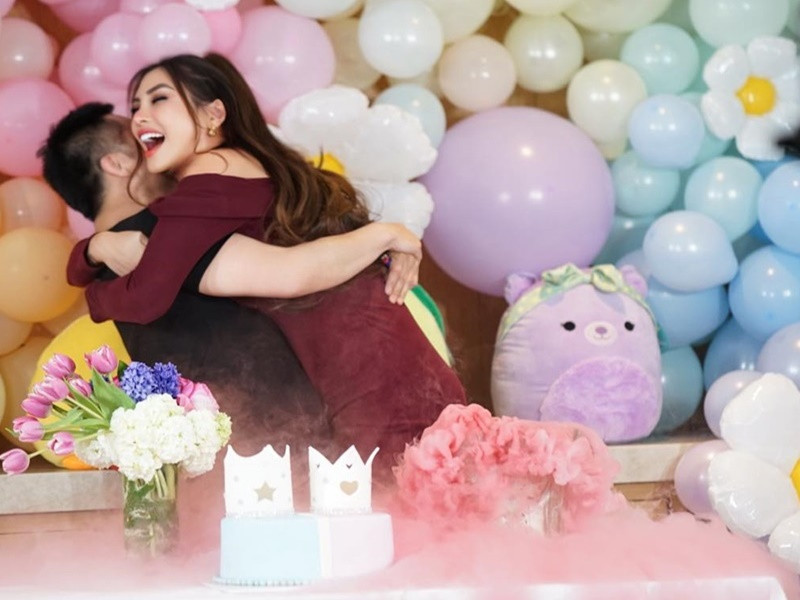 Chồng Việt kiều của Võ Hoàng Yến ôm chầm vợ khi biết giới tính con.