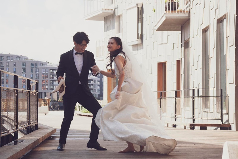 Kỷ niệm 2 năm ngày cưới, Ngô Thanh Vân chia sẻ khoảnh khắc vui đùa cùng chồng. Cô viết: "Mình đã có nhau được 2 năm. Nghe có 2 năm thấy mới quá mới, mà cũng nhờ gặp chồng mà vợ rẽ sóng đạp gió đi bán mì. Bắt đầu một hành trình mới quá mới. Mà kệ vợ thích thử thách, thích lao vào cái mới, cái mà vợ chưa làm qua bao giờ. Mệt mà vui chồng à. Vậy đi, vợ chồng mình có nhiều vui nhiều. Đồng lòng là được. Vui là được. Chúc chúng ta có thêm nhiều năm nữa để đi từ thử thách này qua đến thử thách khác. Chúng ta sẽ là cặp đôi, bật nhạc nào thì nhảy nhạc đó cùng nhau chồng nhé".