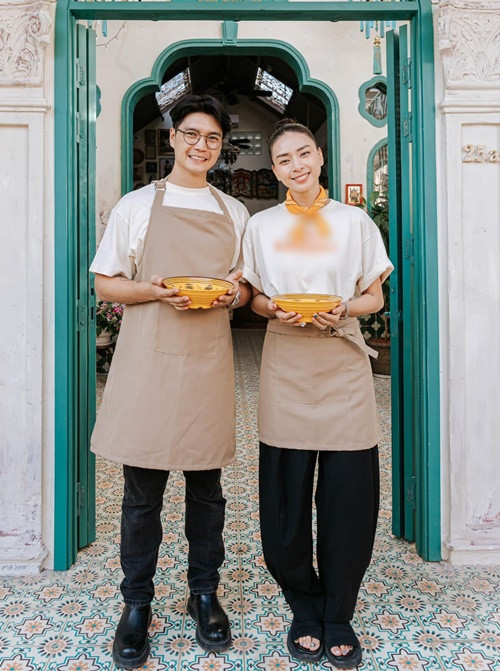 Cặp đôi tập trung cho công việc kinh doanh.