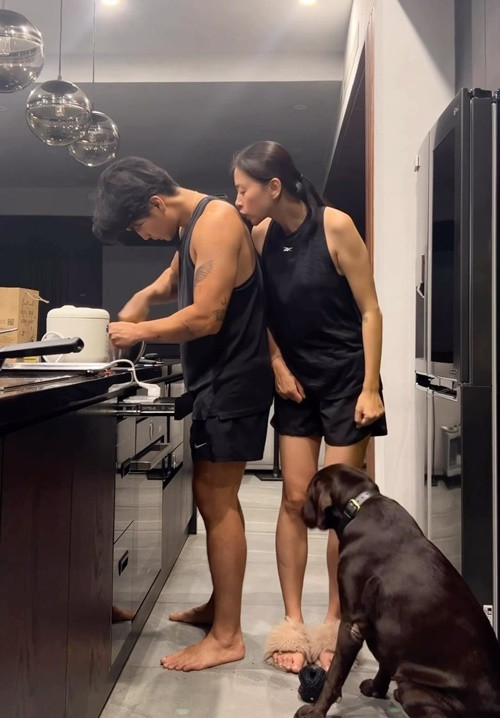 Đôi vợ chồng son khiến nhiều người phải ghen tỵ vì những hành động lãng mạn, ngọt ngào dành cho nhau.