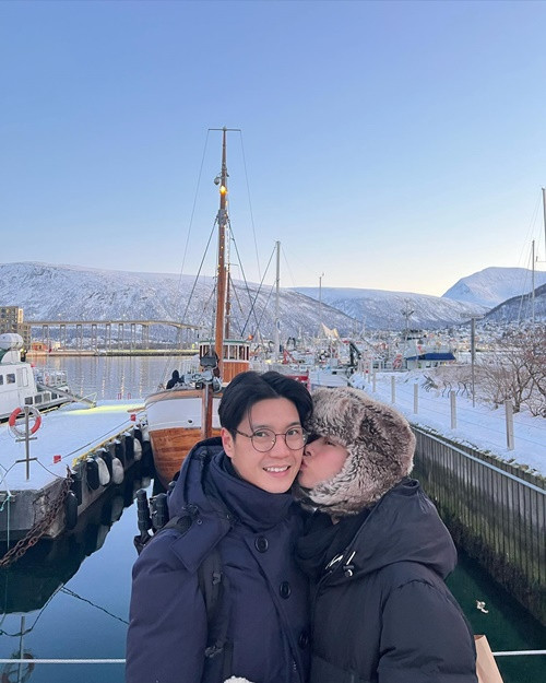 Ngô Thanh Vân hôn chồng trẻ khi đi du lịch.