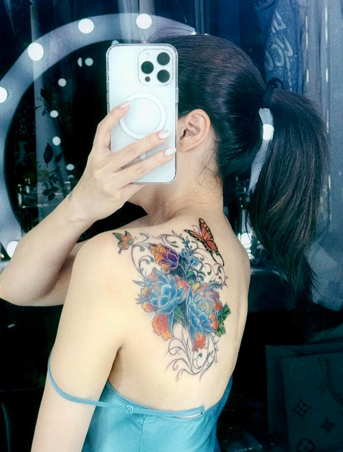 Trên trang cá nhân, nữ ca sĩ Pha Lê vừa khoe cận cảnh hình xăm mới của mình. "Xăm đau không... cực kì đau! Nhưng nước mắt cứ thế rơi chỉ là vì ước gì cuộc đời đối xử nhẹ nhàng với mình như những mũi kim... có lẽ mình không te tua bầm dập và gồng mình lên đến thế. Cho phép bản thân được thả trôi hết hôm nay", Pha Lê chia sẻ khi chỉnh sửa hình xăm cũ.