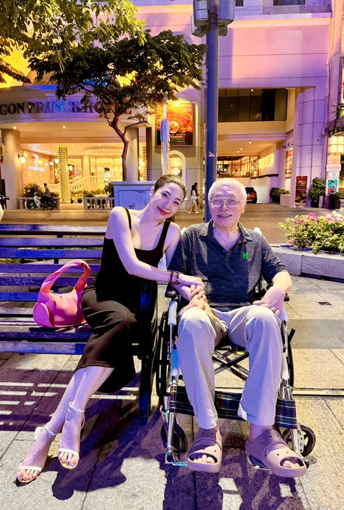 Nữ ca sĩ đón bố đẻ vào TP HCM để chăm sóc.