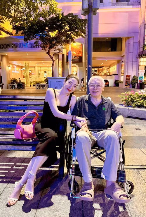 Nữ ca sĩ đón bố đẻ vào TP HCM để chăm sóc.