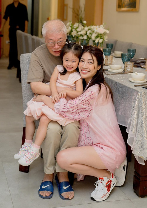 Chia sẻ hình ảnh bên bố và con gái, Pha Lê tâm sự: "Người đàn ông nào nhắm sẵn sàng gánh vác chia sẻ cùng tôi lo cho 3 người trong hình thì hãy tới, còn không thì xin lỗi tránh đường đừng làm phiền ạ! Đây không phải thực dụng mà là thực tế, yêu đương mà chỉ nói yêu thôi chẳng giúp được cho cuộc sống của nhau tốt đẹp hơn thì đừng yêu, mất thời gian lắm, để năng lượng đó lo cho những điều cần ưu tiên trước đối với mình nhé”.