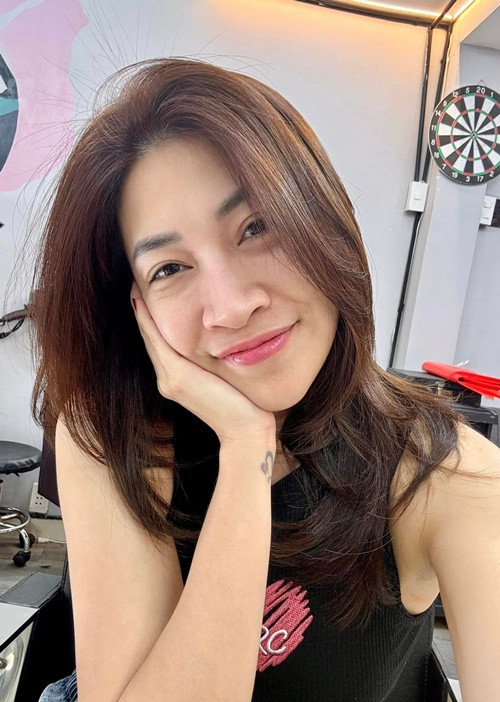 Pha Lê còn xăm hình ở cổ tay.