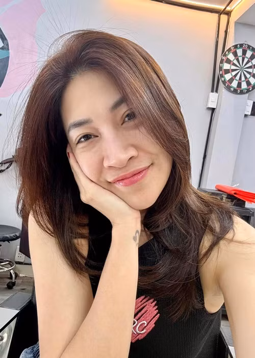 Pha Lê còn xăm hình ở cổ tay.