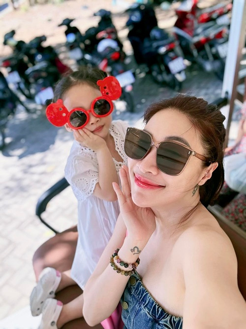 Sau 2 năm ly hôn, Pha Lê vẫn một mình nuôi con gái.