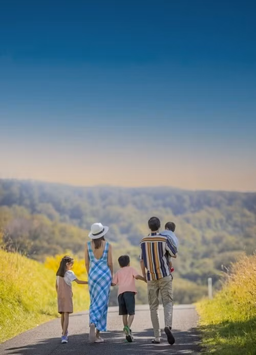 Hà Tăng lần hiếm hoi đăng ảnh tất cả thành viên trong gia đình nhỏ của mình. Ảnh: Instagram.