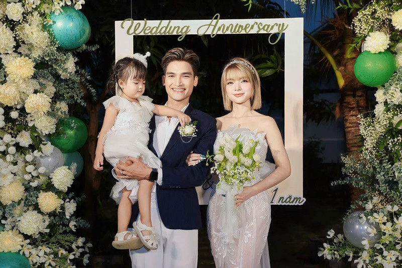 Sau khi kết hôn, vợ chồng Mạc Văn Khoa cùng kinh doanh quán ăn.