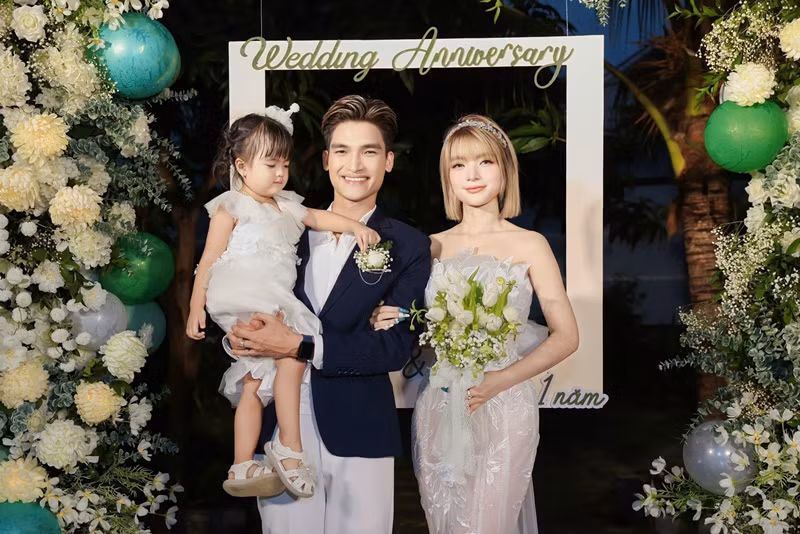 Sau khi kết hôn, vợ chồng Mạc Văn Khoa cùng kinh doanh quán ăn.