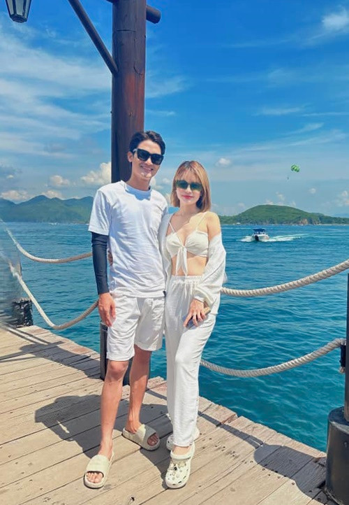 Dù vòng một khá khiêm tốn, Thảo Vy vẫn hút mắt.