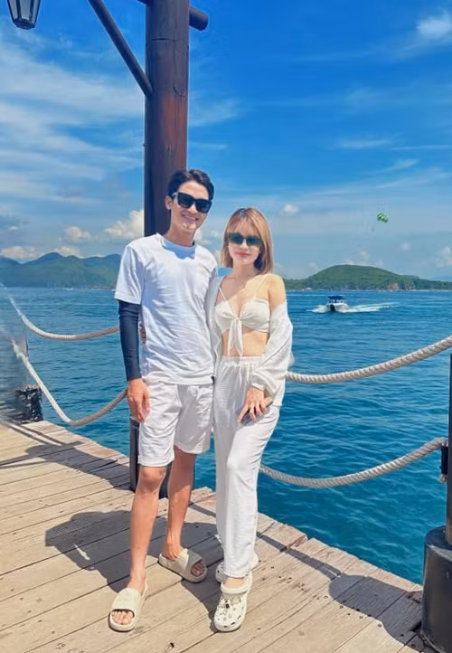 Dù vòng một khá khiêm tốn, Thảo Vy vẫn hút mắt.