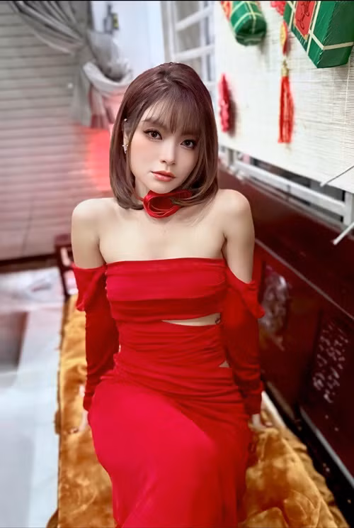 Năm 2020, vợ Mạc Văn Khoa sinh con gái đầu lòng. Sau đó, cô nhanh chóng lấy lại vóc dáng thon gọn.