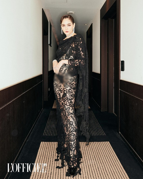 Không chỉ xinh đẹp, Chompoo Araya còn giỏi kiếm tiền. Chân dài sinh năm 1981 là người mẫu, diễn viên, MC, doanh nhân.