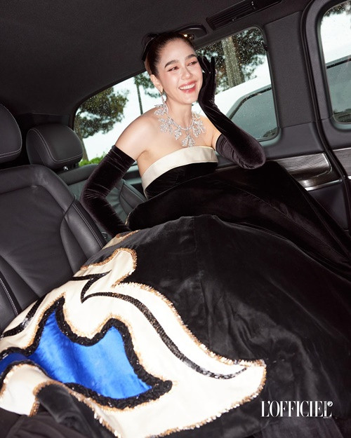 Tất cả phụ kiện Chompoo Araya mang trên người có giá trị 120 triệu Baht.