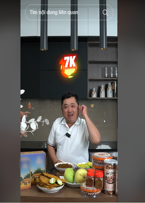 Phùng Ngọc đang bán hàng cho một thương hiệu thực phẩm. Ảnh: TikTok nhân vật.