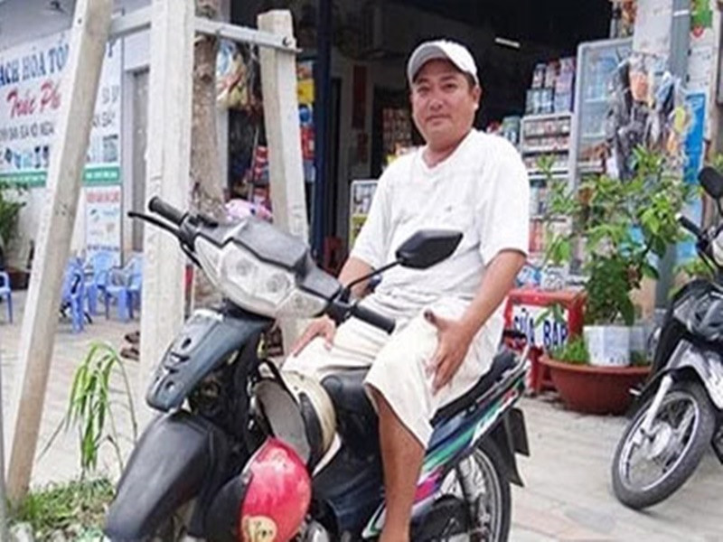 Trong bài phỏng vấn với Vietnamnet cuối năm 2023, Phùng Ngọc cho biết, ngoài chạy xe ôm, làm thợ cắt tóc, anh còn bán quần áo vỉa hè, bốc vác đến bán hàng online, làm bảo vệ ở khắp các tỉnh thành như Bình Phước, Bình Dương, Phú Quốc, Vĩnh Long… Ảnh: Dân Việt.