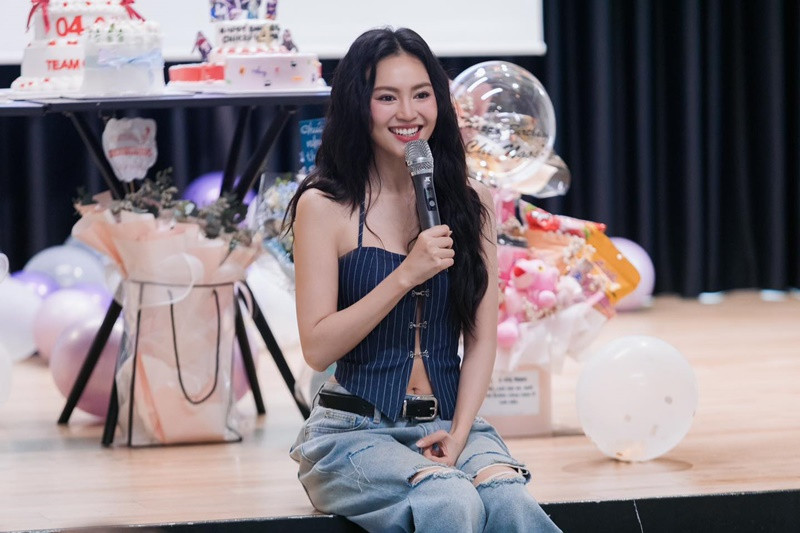 Vào tháng 3 vừa qua, loạt ảnh Lan Ngọc bên người đàn ông giấu mặt làm rộ tin đồn cô có chồng doanh nhân tỷ đô. Phía Lan Ngọc cho biết, loạt ảnh lan truyền trên mạng xã hội là ảnh cắt ghép từ các bức ảnh cô chụp cùng đồng nghiệp. Theo phía nữ diễn viên, Lan Ngọc vẫn độc thân. Ảnh: FBNV.