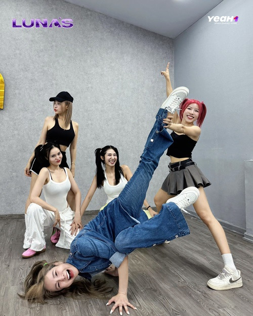 Trước khi sang Australia, Lan Ngọc cùng 4 thành viên trong Lunas chuẩn bị quà gửi đến người hâm mộ.Ảnh: FBNV.