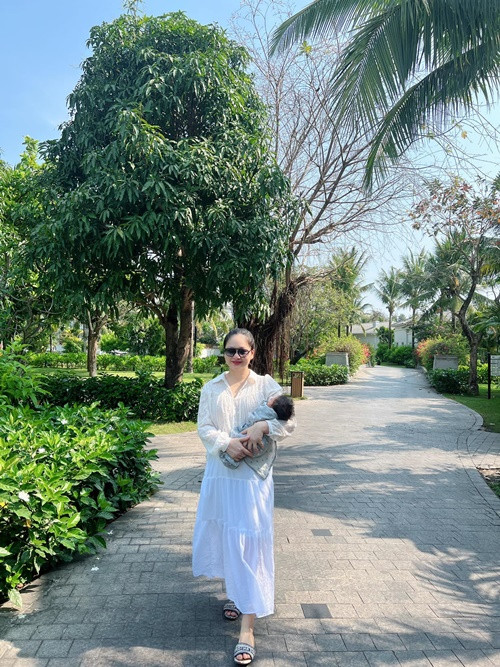 Lan Phương thi thoảng đưa các con vào Đà Nẵng để thăm chồng.