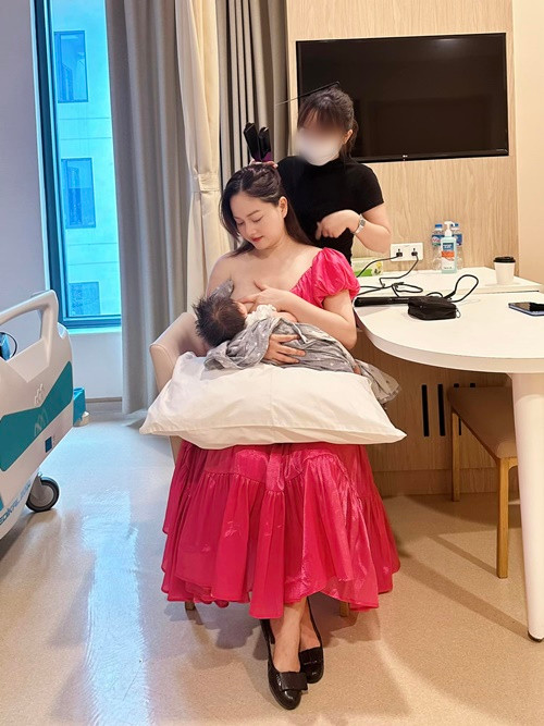Nữ diễn viên công khai khoảnh khắc nuôi con bằng sữa mẹ.
